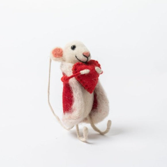 赤いジャケットのハートの飾りをつけたネズミ
