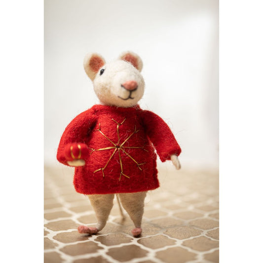 赤いジャケットの飾りが付いたネズミ